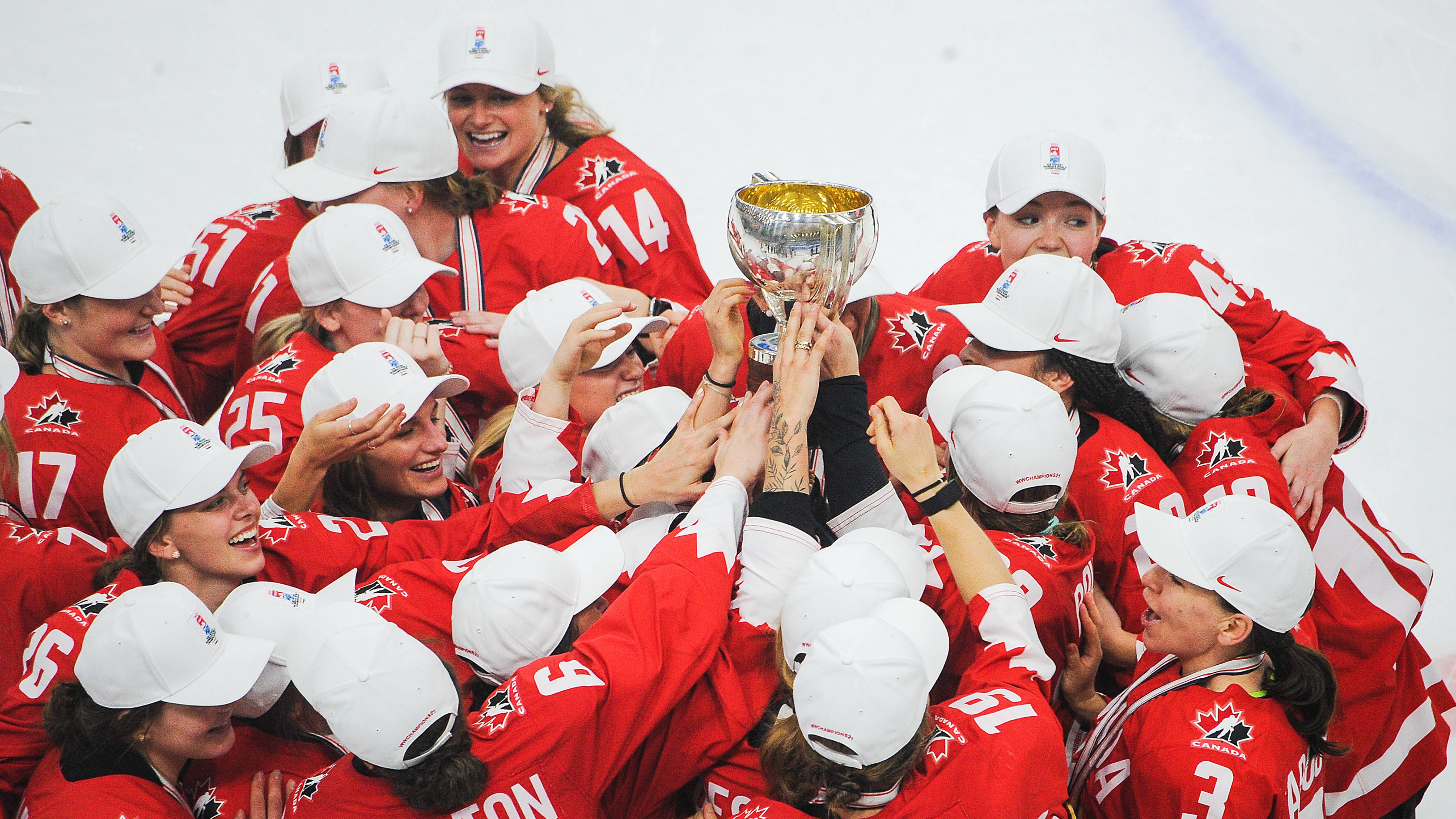Сколько раз становилась чемпионом сборная команда канады. Женская сборная команда по хоккею Канада. Сборная Канады по хоккею 2012. Женская сборная Канады по хоккею с шайбой.