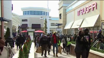 Last-Minute Christmas Shopping Tradition Returns