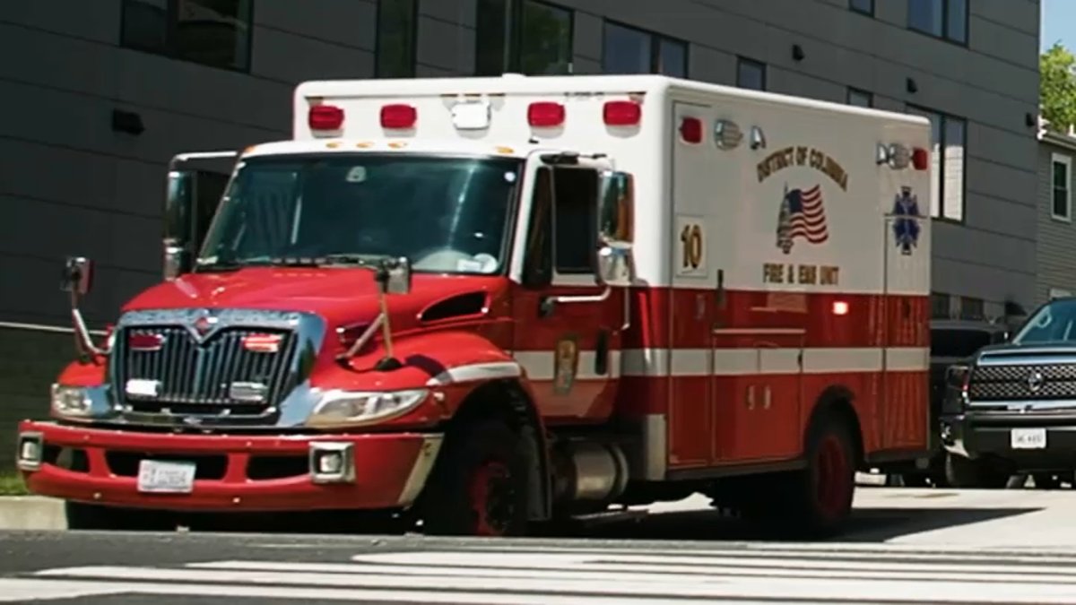 东南华盛顿一辆救护车在医护人员应对紧急呼叫时被盗