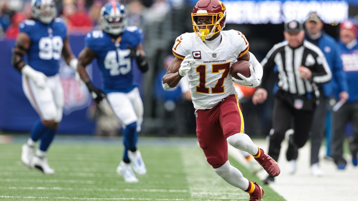 Washington Commanders wide receiver Terry McLaurin (17) runs