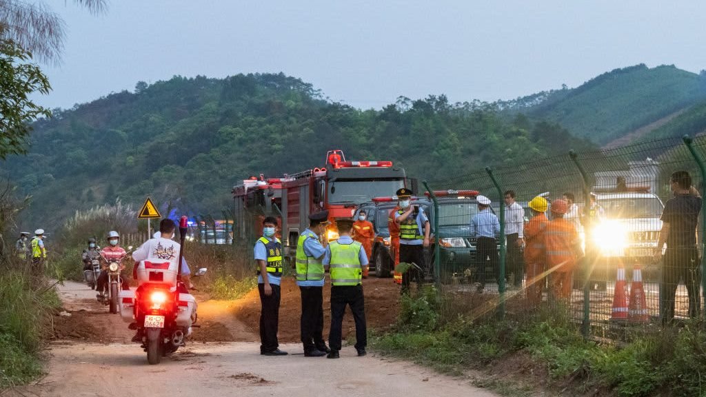 Search at China Plane Crash Site Suspended Amid Rain – NBC4 Washington - Vimarsana News