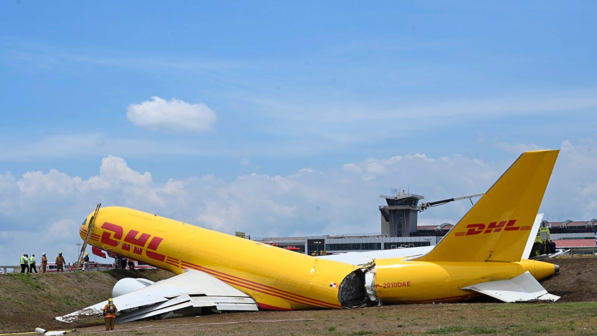 Cargo Jet Skids Off Runway, Splits In Half In Coast Rica – NBC4 Washington - Vimarsana News
