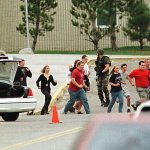 Siswa lari dari Columbine High School di bawah perlindungan dari polisi