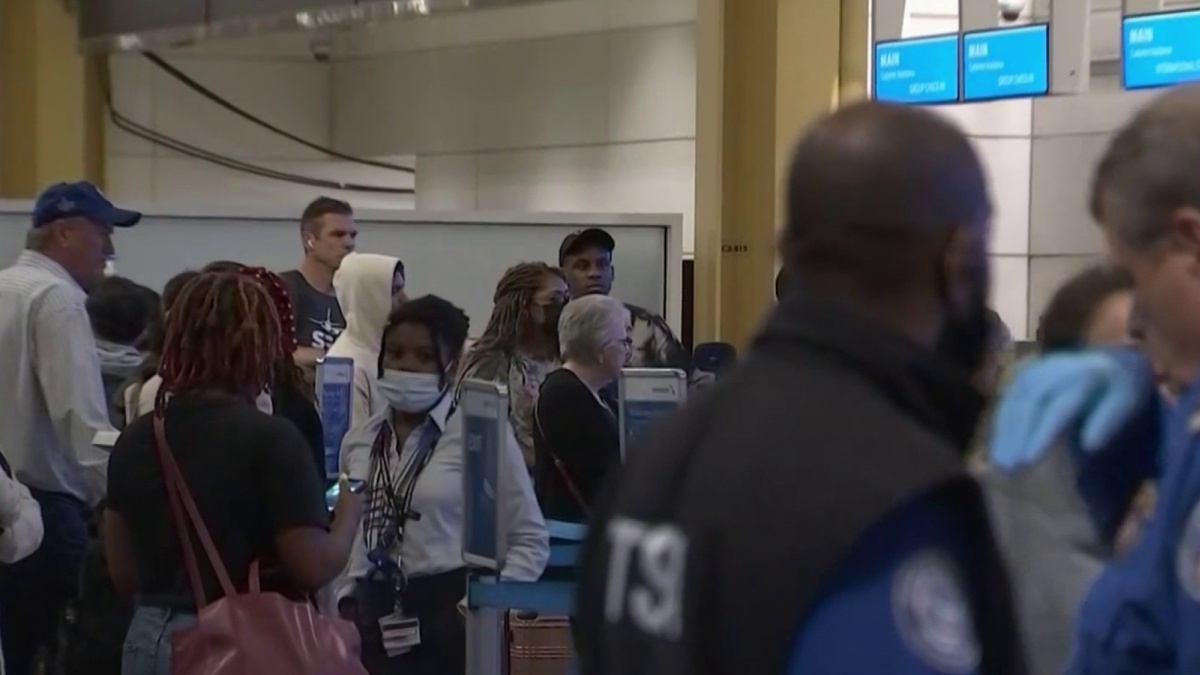 Hundreds of passengers at Reagan Airport say they were 'stranded