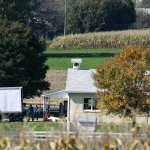 Penyelidik menggeledah satu kamar West Nickel Mines Amish Schoo