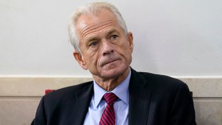 El exasesor comercial de la Casa Blanca, Peter Navarro, escucha mientras el expresidente Donald Trump habla durante una conferencia de prensa en la Casa Blanca, el 14 de agosto de 2020, en Washington.