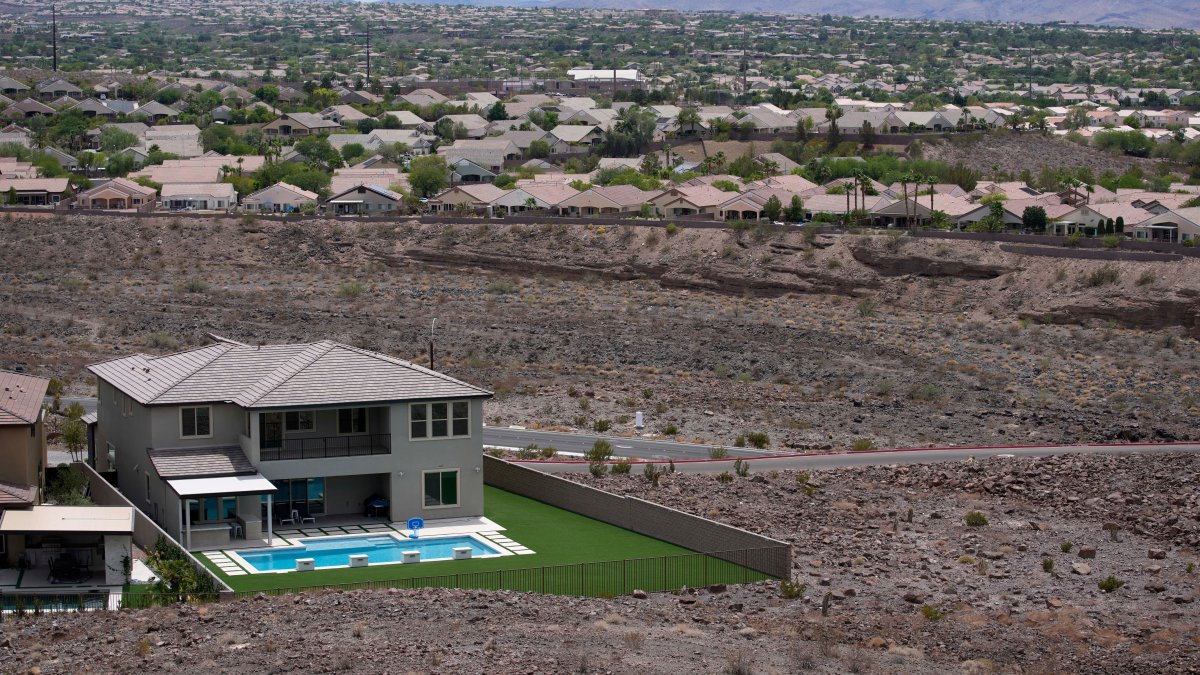 Drought Drives Las Vegas to Limit Size of Home Swimming Pools – NBC4 Washington - Vimarsana News