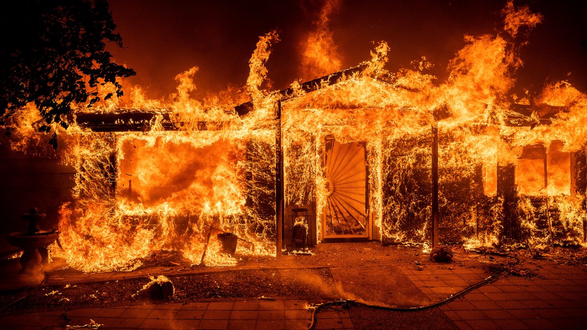 Evacuations Ordered as a Fast-Moving Wildfire Explodes Near Yosemite National Park – NBC4 Washington - Vimarsana News