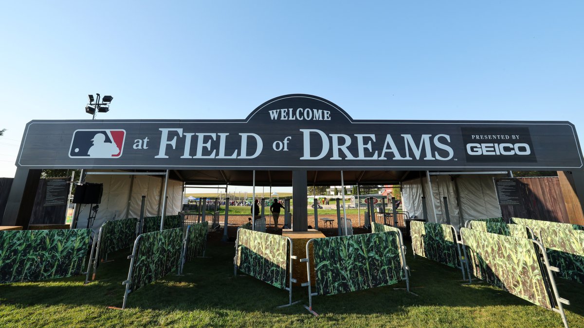 Cubs face the Reds at 'Field of Dreams' game