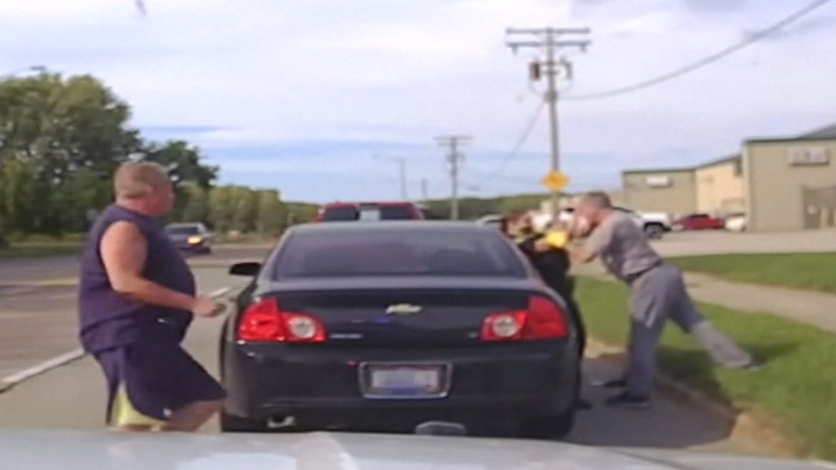 Watch: Man Scuffling With Officer Tackled by Good Samaritan – NBC4 Washington - Vimarsana News