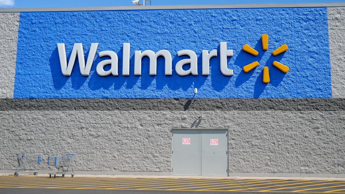 Unlicensed Pilot Threatens To Crash Plane Into Mississippi Walmart