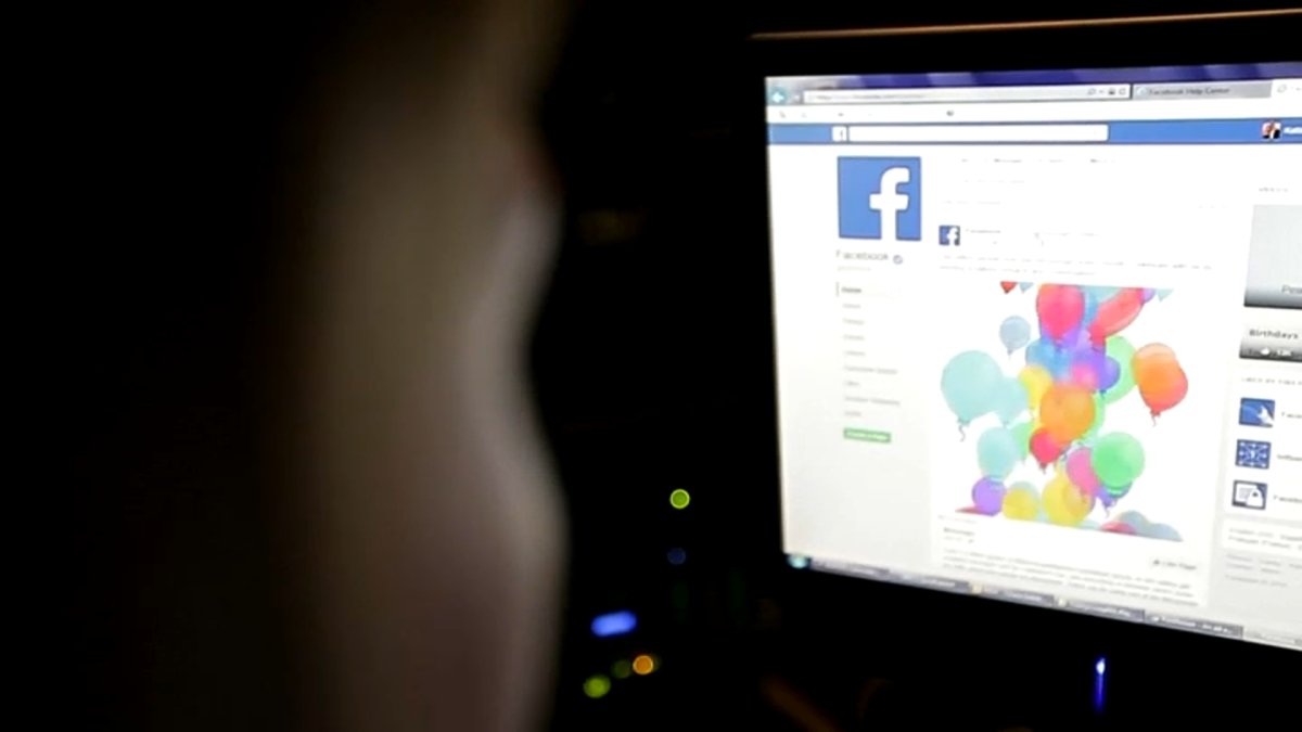 Dating Dangers: Women Use Private Facebook Groups to Keep Each Other Safe - Vimarsana News