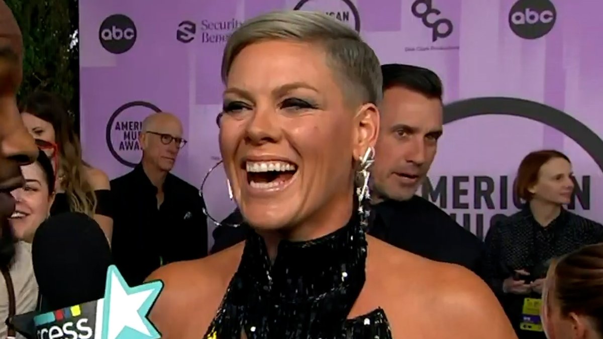 Pink pays tribute to Olivia Newton-John at the American Music Awards