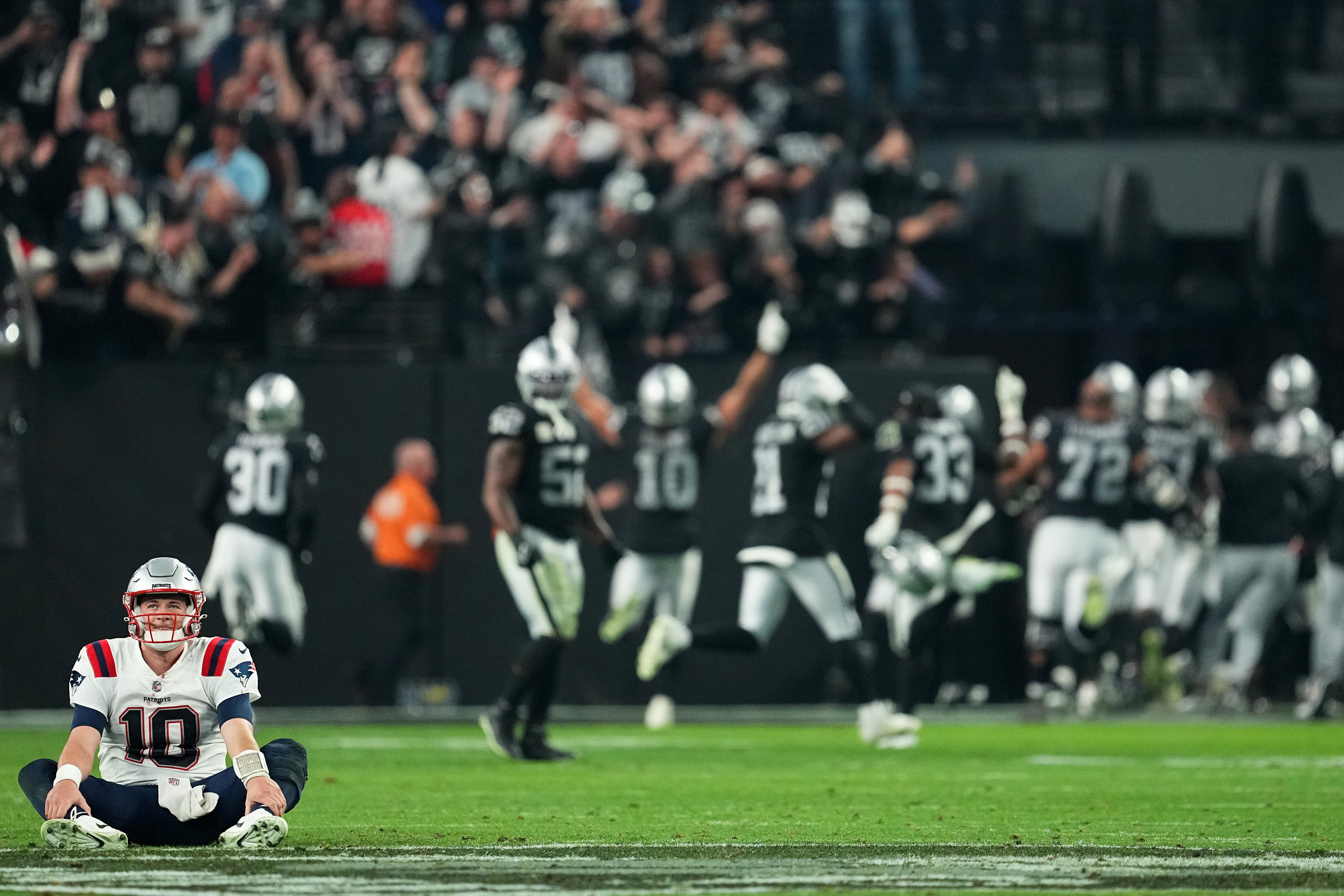 ‘Unbelievable': NFL Twitter Erupts With Reactions to Wild Patriots-Raiders Ending