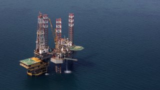 An offshore drilling platform stands in shallow waters at the Manifa offshore oilfield, operated by Saudi Aramco, in Manifa, Saudi Arabia.