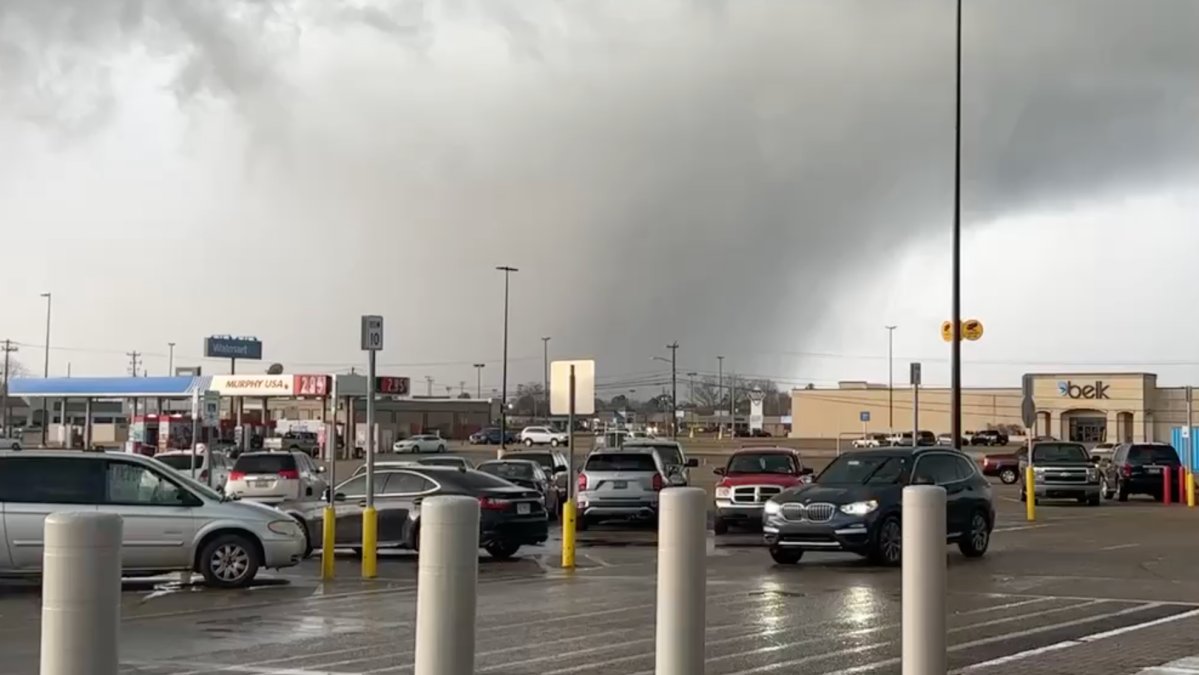 'Dangerous' Alabama Tornado Slams Buildings, Uproots Trees – NBC4 Washington - Vimarsana News
