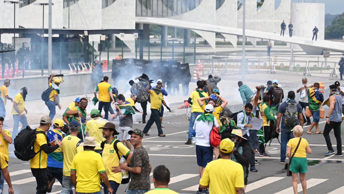 Supporters of Bolsonaro Storm Brazil's Congress in Capital – NBC4 Washington - Vimarsana News
