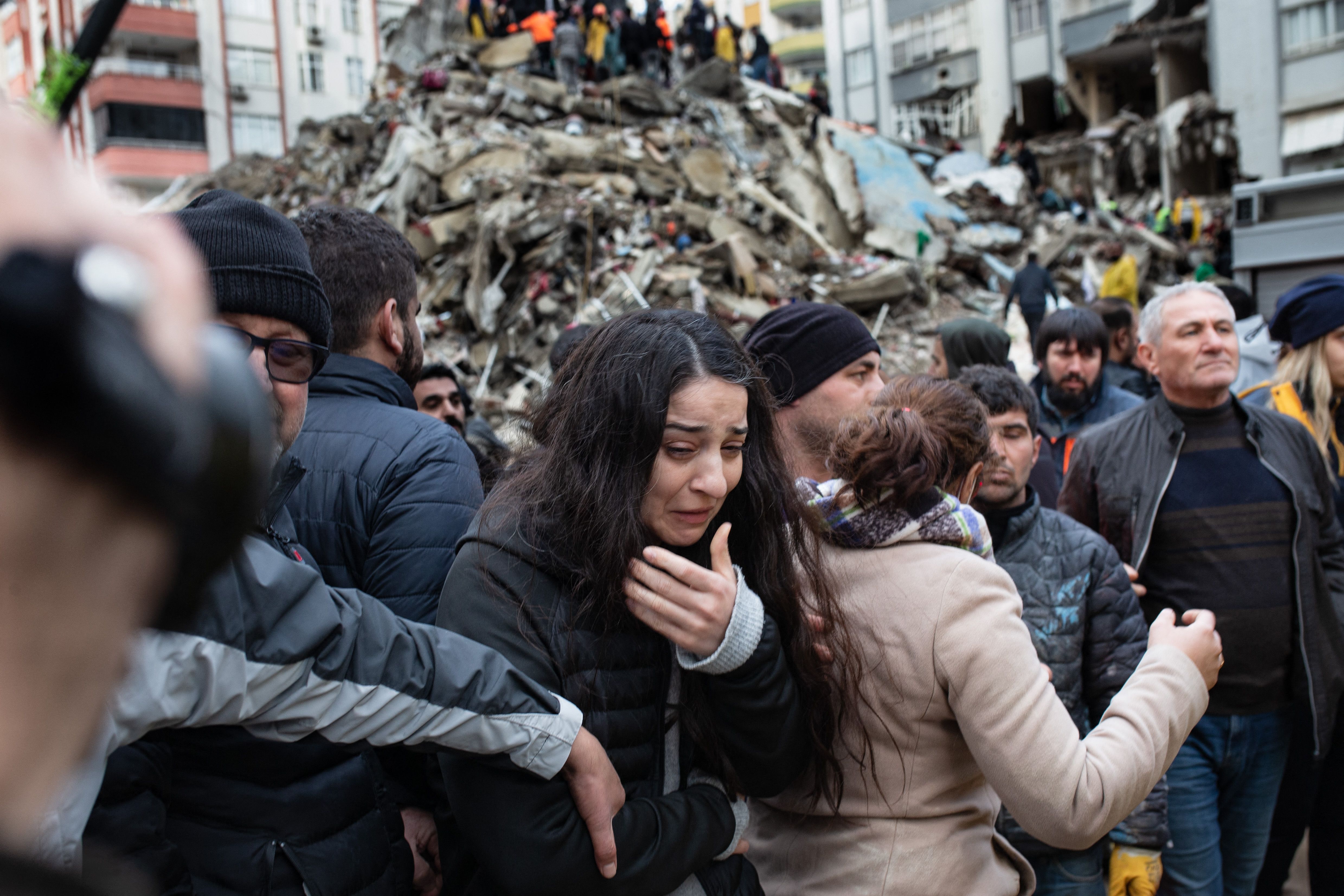 И даже тысяч человек которым. Землетрясение в Турции февраль 2023. Жертвы землетрясения в Турции 2023. Землетрясение в Турции в Турции 2023. Землетрясение в Турции 6 февраля 2023 года.