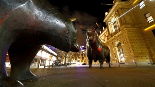 Bull and bear sculptures in front of the German stock exchange in Frankfurt, Germany.