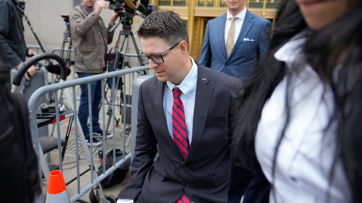Trump Ally 'We Build the Wall' Founder Sentenced to Prison for Fraud – NBC4 Washington - Vimarsana News