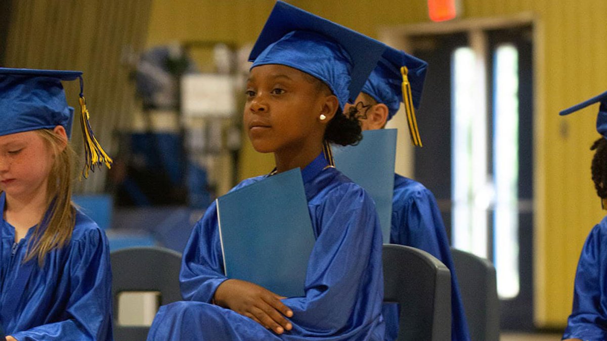 Photo of Kindergarten Girl at Graduation Goes Viral – NBC4 Washington - Vimarsana News