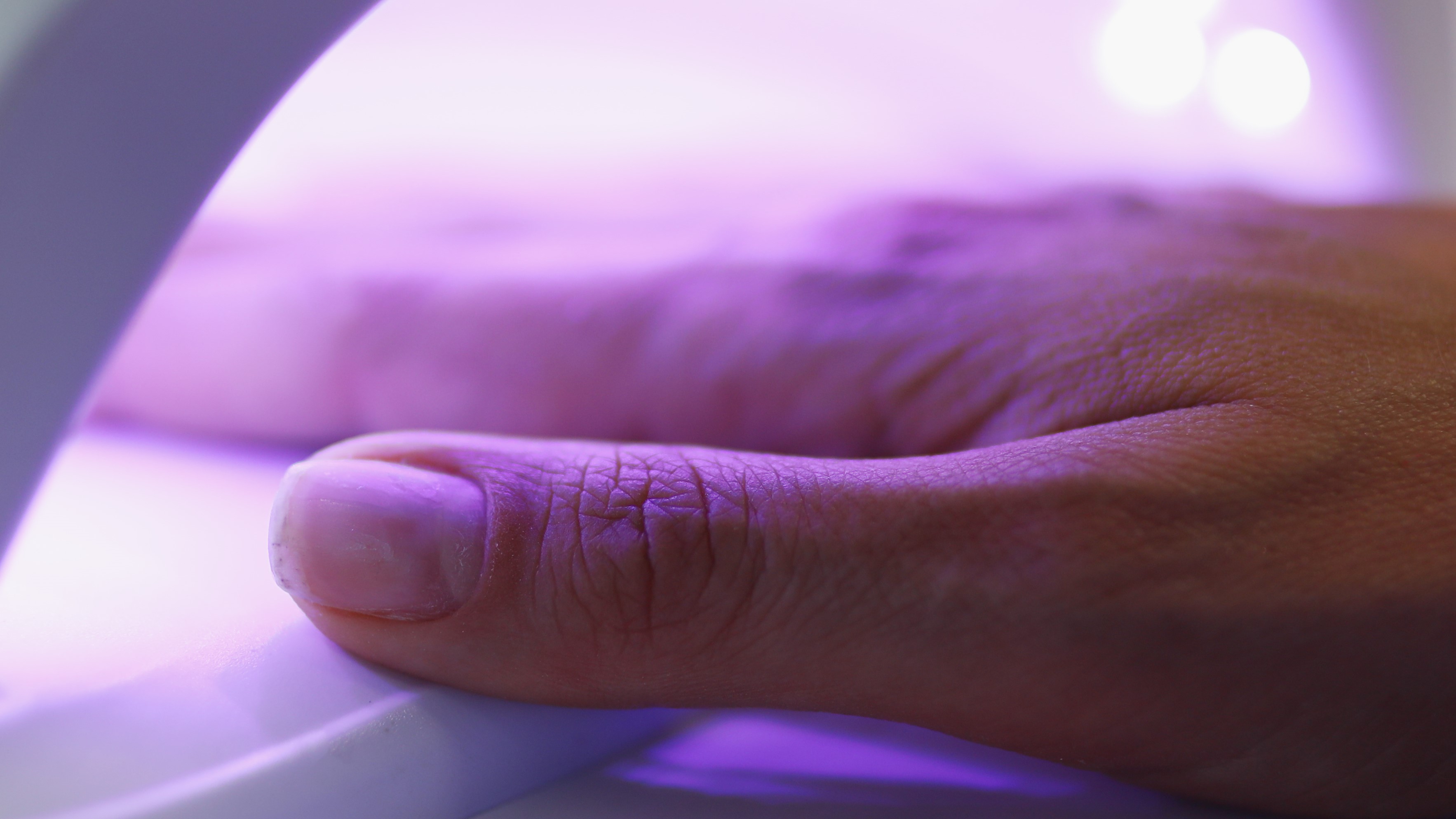 Is It Safe To Use a UV Light For Your Nails? - ManiGlovz