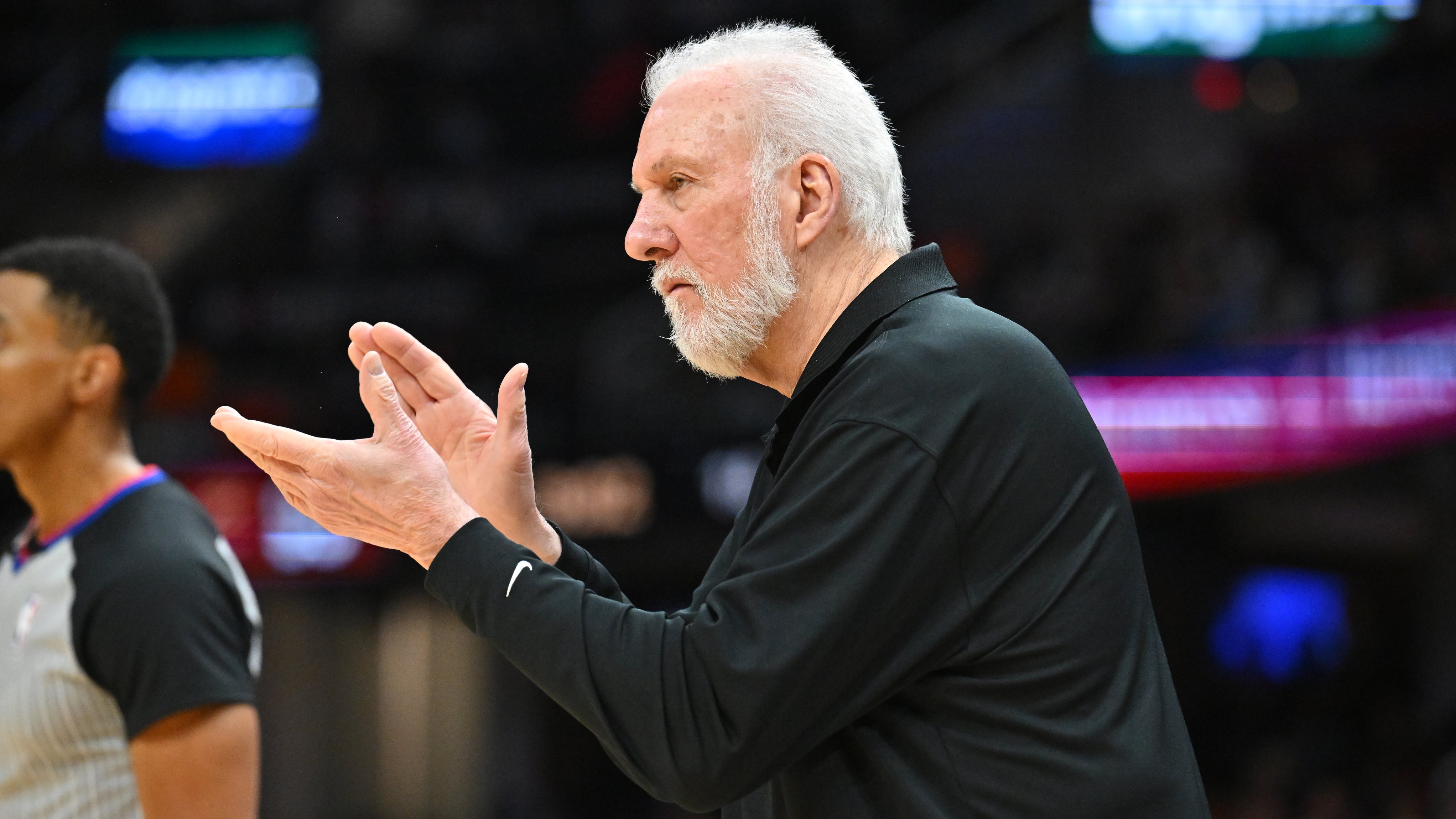 Popovich sends signals he'll continue as Spurs coach