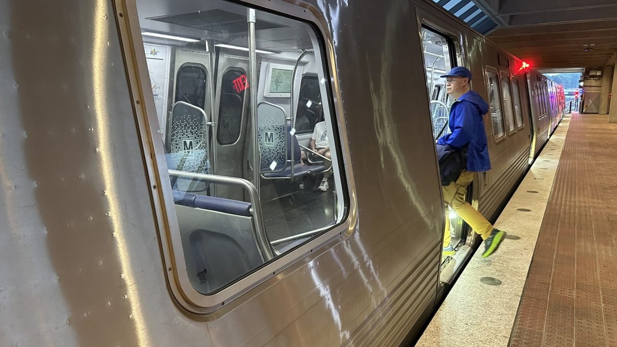 Vienna and Dunn Loring Orange Line stations reopen after months of