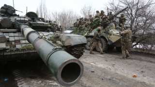 Ukrainian servicemen get ready to repel an attack in Ukraine’s Lugansk region on February 24, 2022.