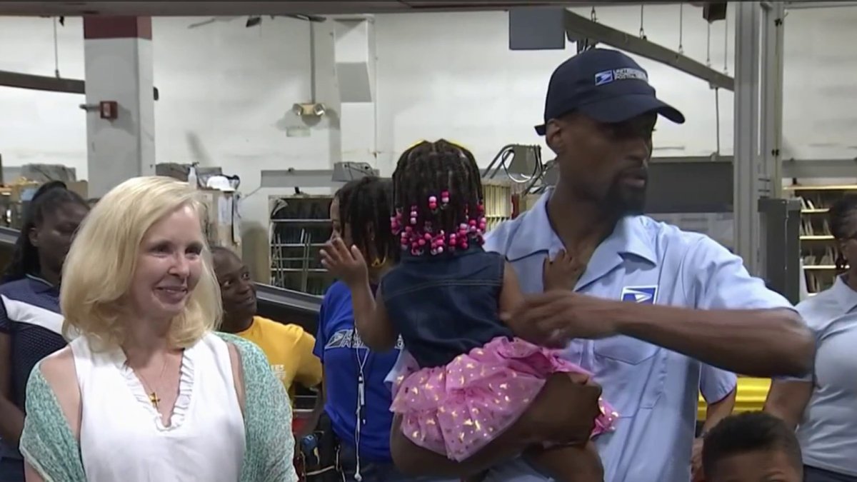 Postal worker performs Heimlich maneuver on resident choking on his route – NBC4 Washington - Vimarsana News