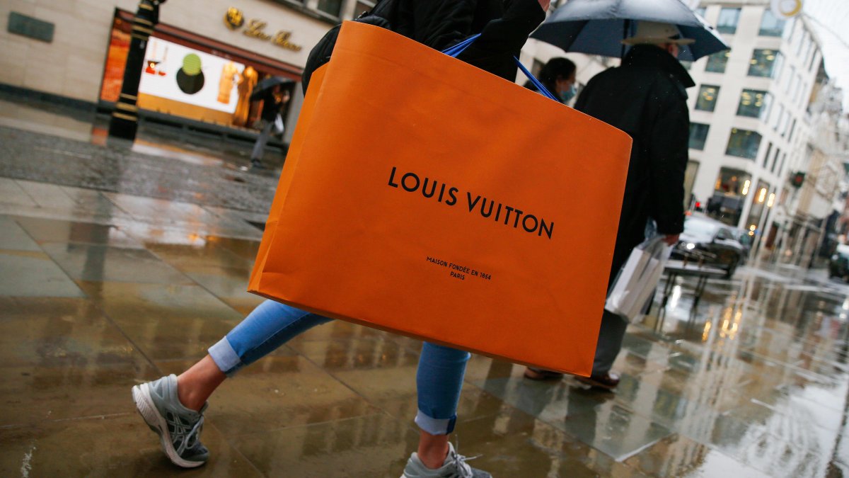Shoppers embrace 'girl math' to justify luxury purchases — here's how it works – NBC4 Washington - Vimarsana News