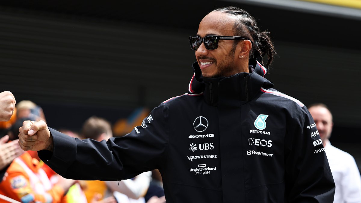 F1 star Lewis Hamilton extends Mercedes contract through 2025