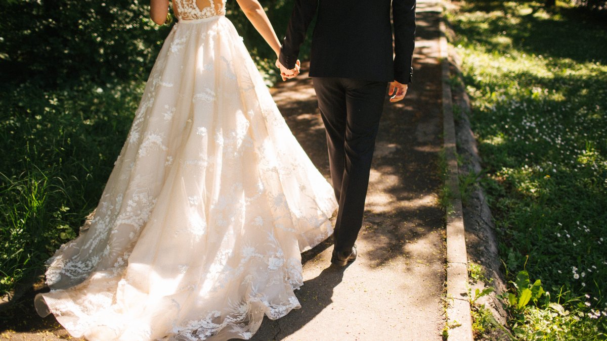 Mom watches in horror as toddler uses bride's dress as a 'human napkin' – NBC4 Washington - Vimarsana News