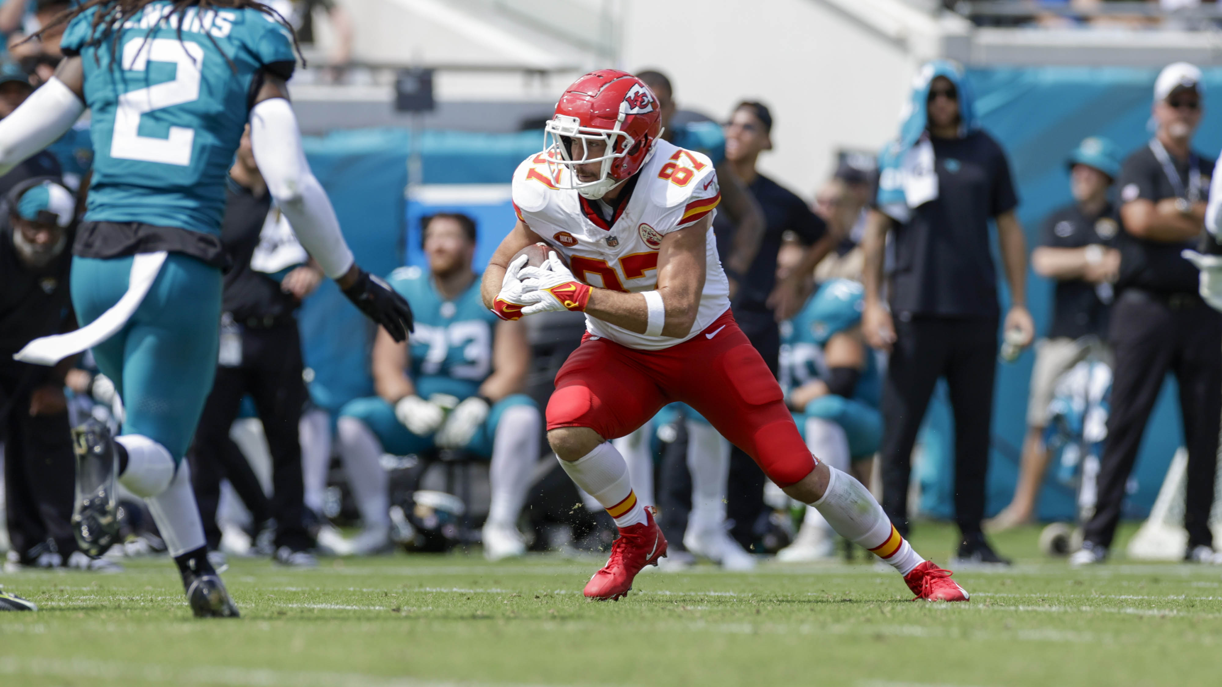 Travis Kelce on Taylor Swift dating rumors: 'Threw the ball in her