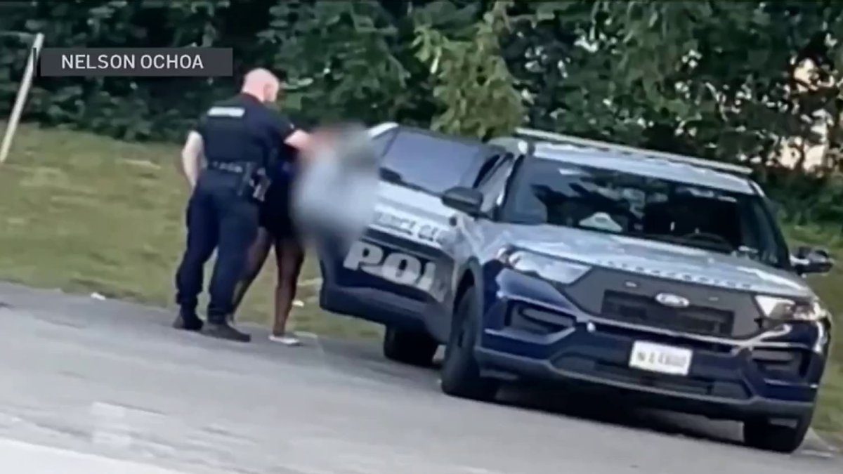 Une vidéo montre un officier de Prince George montant sur le siège arrière d’une voiture de police avec une femme – NBC4 Washington