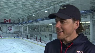 How Caps' T.J. Oshie juggles hockey and dad duties