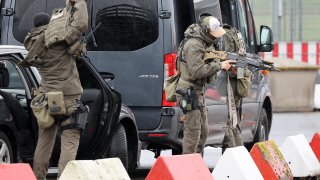 05 November 2023, Hamburg: Heavily armed special police forces prepare for an operation at the airport. An armed man is holding his four-year-old daughter at the airport. According to the police, the background to the incident is a custody dispute.