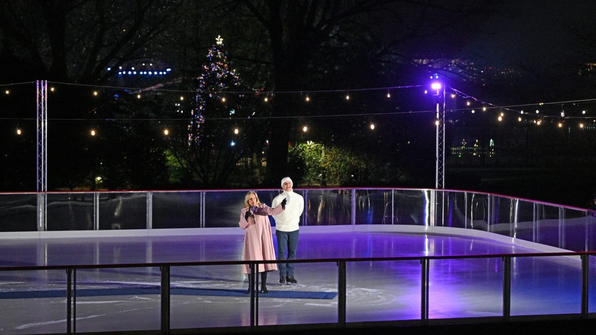“谁准备好滑冰了？”吉尔·拜登在白宫揭开假日溜冰场