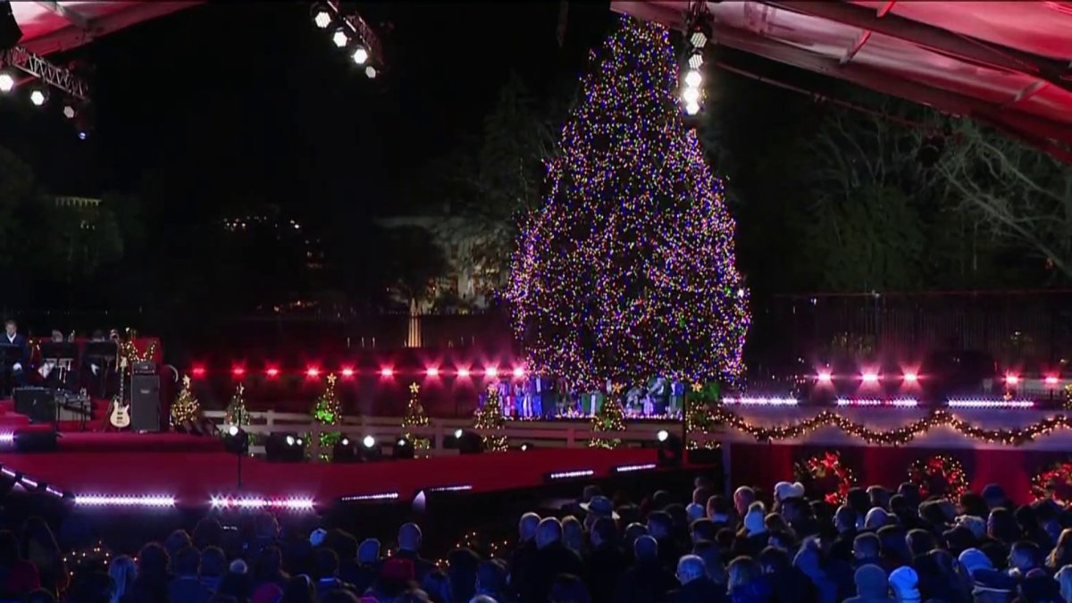 President Biden tenner det nasjonale juletreet – NBC4 Washington