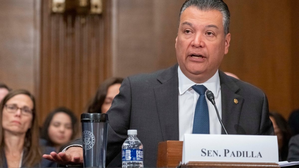 Latino Democrats shift from quiet concern to open opposition to Biden's concessions in border talks - Vimarsana News