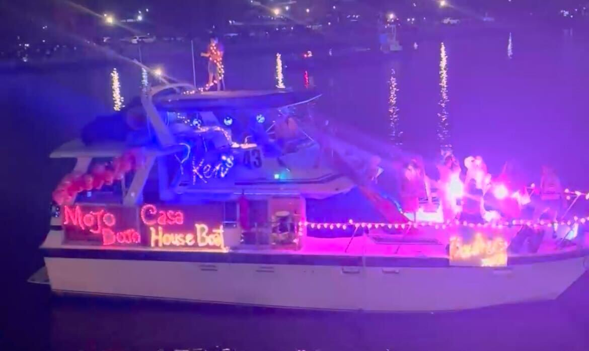 Photos: Holiday Boat Parade Lights Up The Wharf – NBC4 Washington