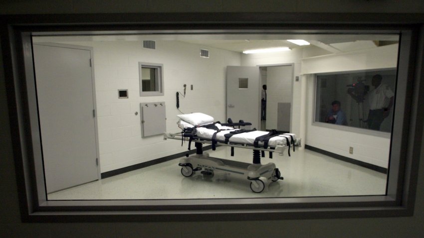 FILE – Alabama’s lethal injection chamber at Holman Correctional Facility in Atmore, Ala., is pictured in this Oct. 7, 2002 file photo. Kenneth Smith, 58, is scheduled to be executed Jan. 25, 2024, at a south Alabama prison by nitrogen gas, a method that has never been used to put a person to death. The 11th U.S. Circuit Court of Appeals will hear arguments Friday, Jan. 19, in Smith’s bid to stop the execution from going forward.  (AP Photo/File)