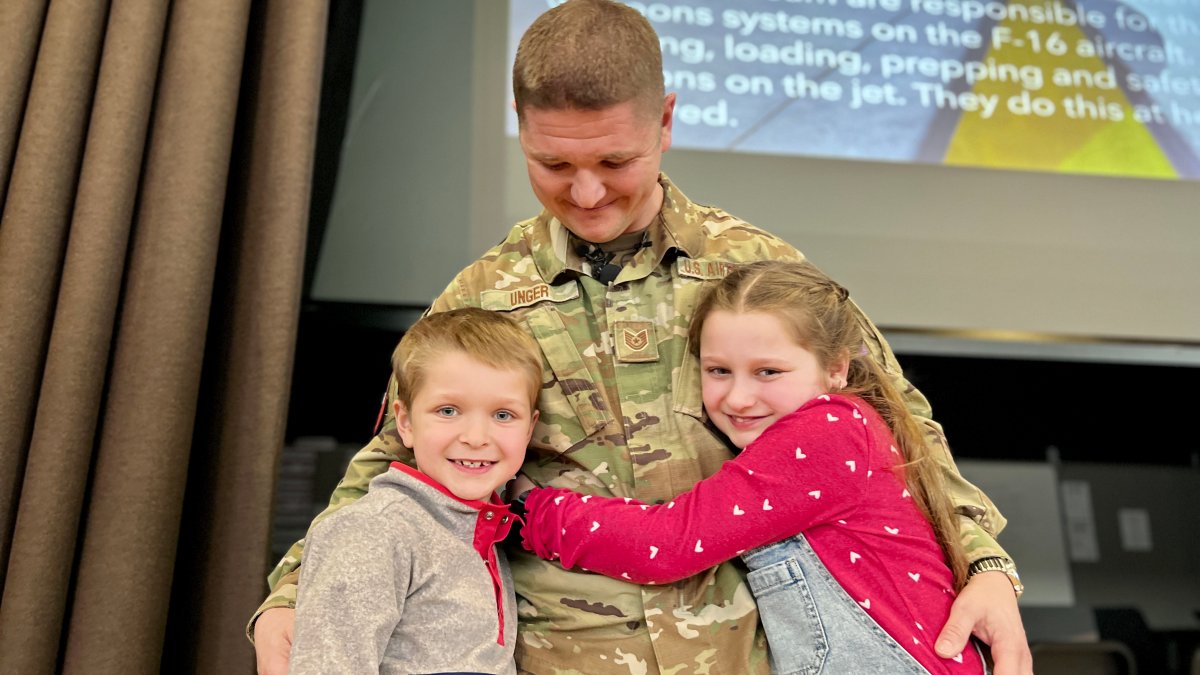 Military dad surprises kids at school after months overseas – NBC4 Washington - Vimarsana News