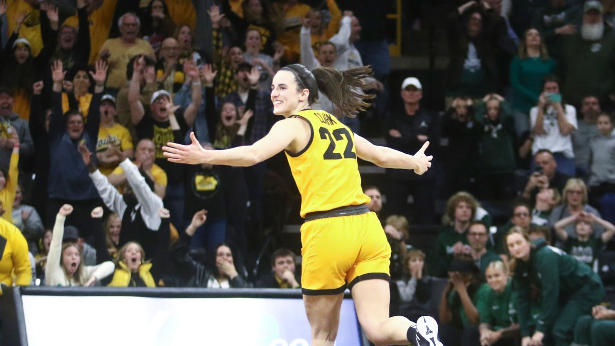 WATCH: Iowa’s Caitlin Clark drills buzzer-beater vs. Michigan State ...