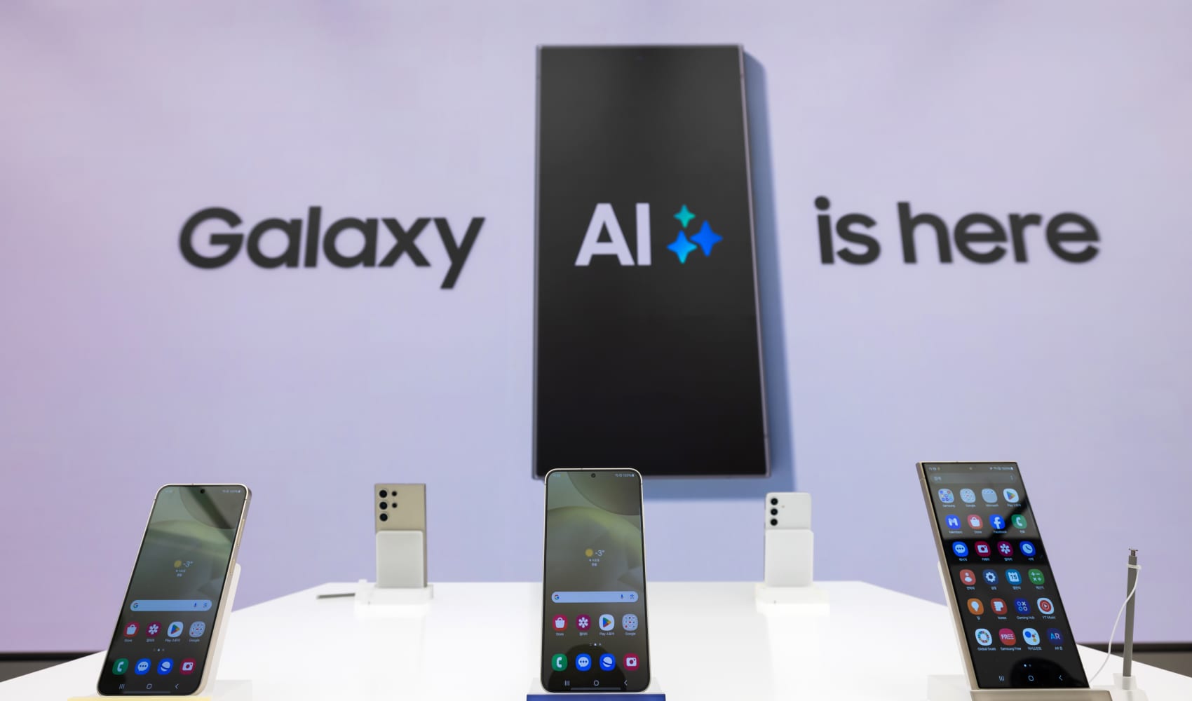 Smartphone giants like Samsung are going to talk up ‘AI phones' this
year — here's what that means