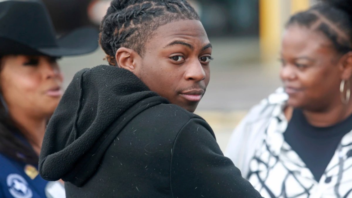 The case of a Black teen punished over his hair heads to court – NBC4 Washington - Vimarsana News
