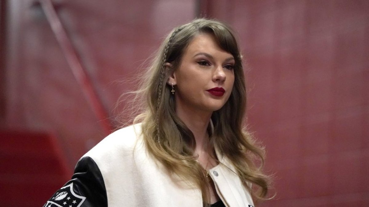 Taylor Swift donates $100,000 to GoFundMe for family of DJ killed at Chiefs' parade shooting – NBC4 Washington - Vimarsana News