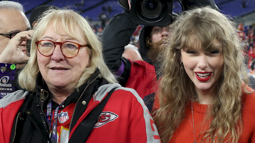 picture of taylor swift and donna kelce