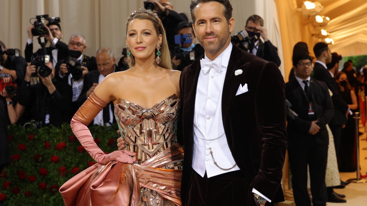 People love when Ryan Reynolds and Blake Lively troll each other