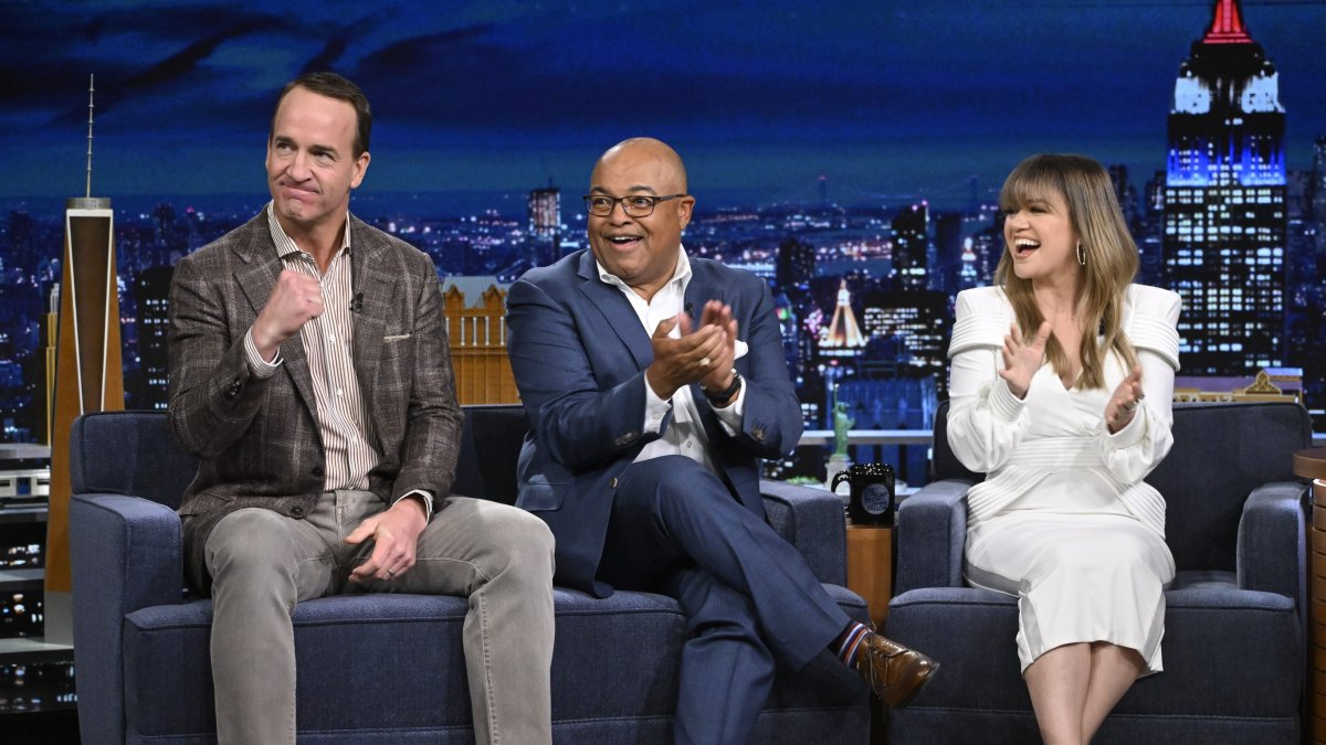 Peyton Manning, Kelly Clarkson to host 2024 Olympics Opening Ceremony Peyton Manning, Kelly Clarkson to host 2024 Olympics Opening Ceremony